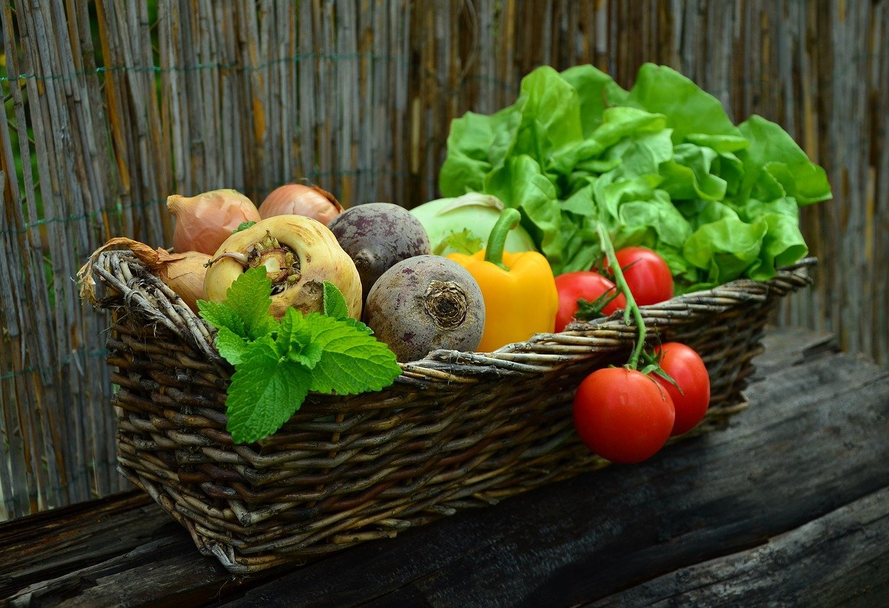 Gemüsekorb mit gesundem Essen