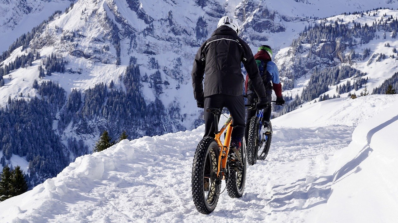Radfahrer beim Outdoor Sport im Winter