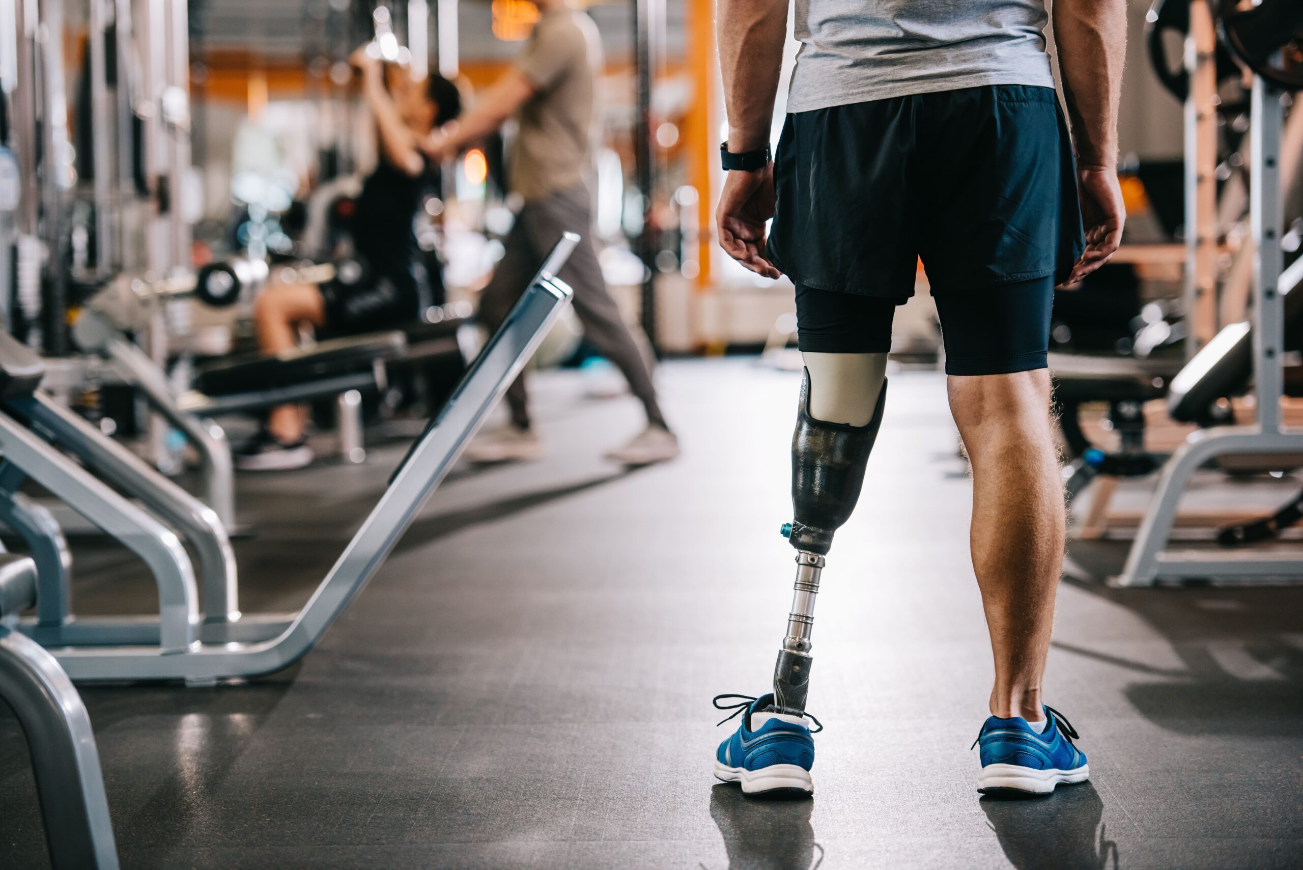 Mann mit Beinprothese im Fitnessstudio